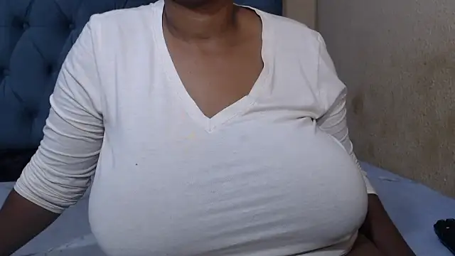 Snapshot of FlavoredNia chatting on March 4, 2025, 3:15 pm FlavoredNia online show from March 4, 2025, 3:15 pm