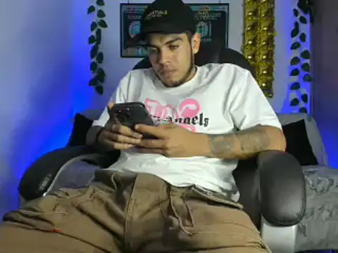 Snapshot of mikee_scooth chatting on January 19, 2025, 2:57 am mikee scooth online show from January 19, 2025, 2:57 am