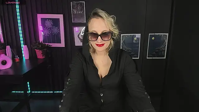 Snapshot of Queen_Anna_ chatting on December 22, 2024, 4:48 pm Queen Anna online show from December 22, 2024, 4:48 pm