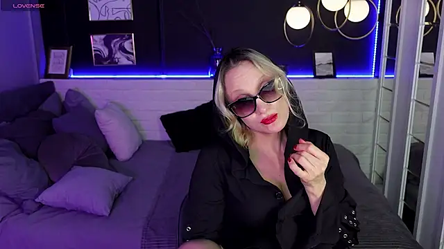 Snapshot of Queen_Anna_ chatting on January 11, 2025, 7:49 pm Queen Anna online show from January 11, 2025, 7:49 pm