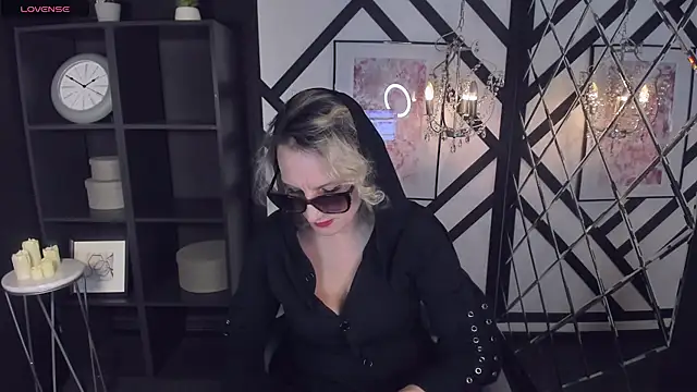 Snapshot of Queen_Anna_ chatting on January 13, 2025, 6:59 pm Queen Anna online show from January 13, 2025, 6:59 pm