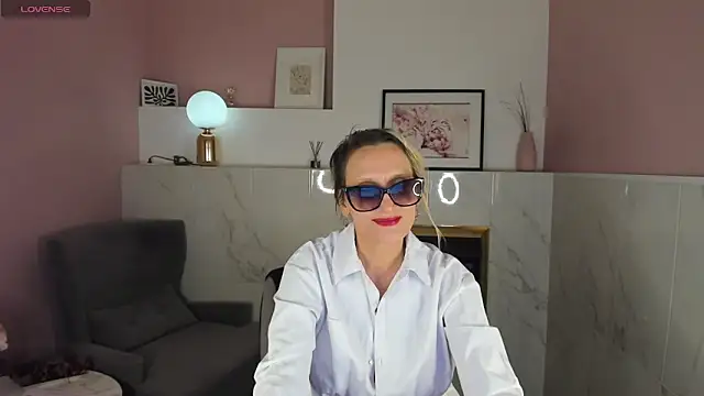 Snapshot of Queen_Anna_ chatting on February 1, 2025, 12:18 am Queen Anna online show from February 1, 2025, 12:18 am