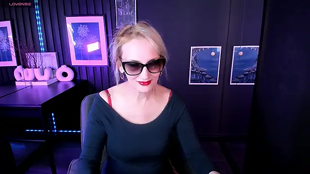 Snapshot of Queen_Anna_ chatting on May 7, 2026, 5:35 am Queen Anna online show from May 7, 2026, 5:35 am
