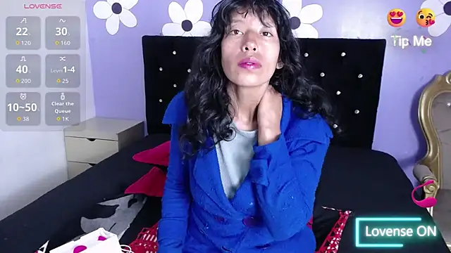 karolinee 66  online show from February 13, 2026, 4:19 am