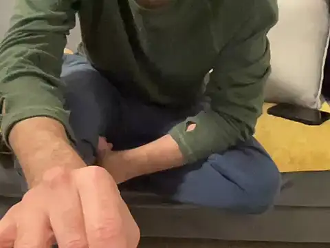 4small4inchlol online show from December 13, 2025, 7:53 pm