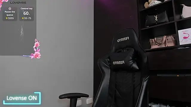 Snapshot of MeganDaviees chatting on December 17, 2025, 11:11 pm MeganDaviees online show from December 17, 2025, 11:11 pm