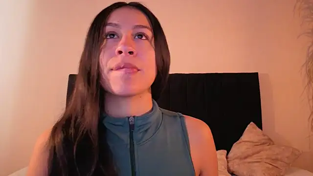 EmiGomez  online show from November 8, 2025, 1:33 pm