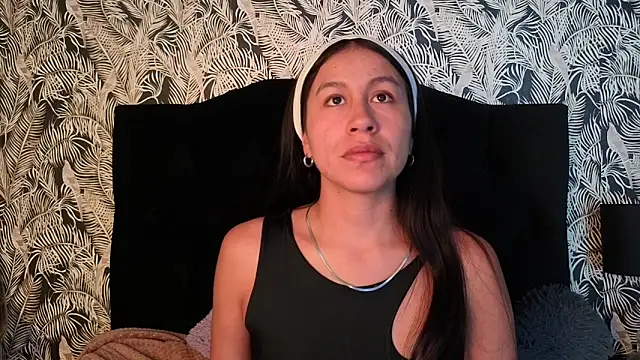 EmiGomez  online show from December 21, 2025, 8:27 pm