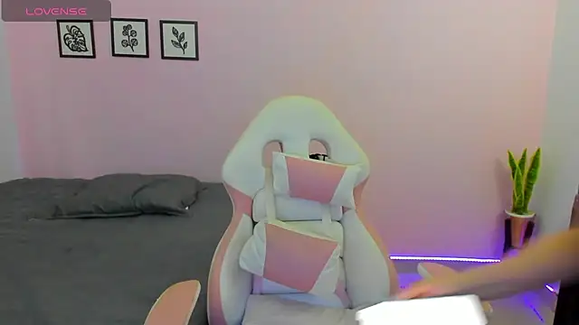 Snapshot of sophie_pazz chatting on November 14, 2025, 8:40 pm sophie pazz online show from November 14, 2025, 8:40 pm