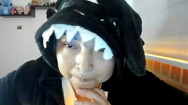 Shaddycute  online show from November 19, 2025, 5:13 pm