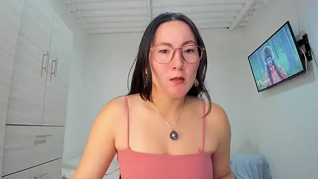 Elle Lee  online show from November 4, 2025, 3:22 pm