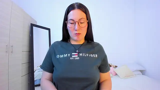 Elle Lee  online show from November 27, 2025, 3:36 pm