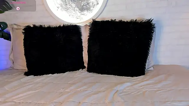 Snapshot of Elise_Diamond chatting on March 1, 2025, 2:04 am Elise Diamond online show from March 1, 2025, 2:04 am