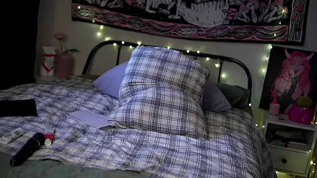 Devilina V online show from April 3, 2026, 4:54 am