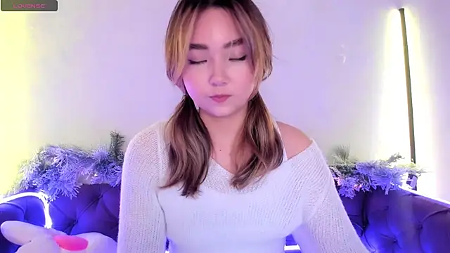 Snapshot of Fluffy_Rose chatting on December 27, 2024, 8:35 am Fluffy Rose online show from December 27, 2024, 8:35 am