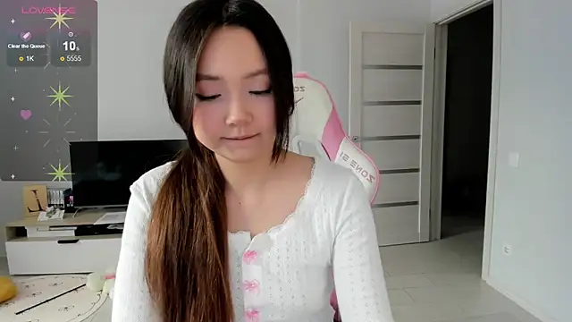 Fluffy Rose online show from April 11, 2026, 3:33 am