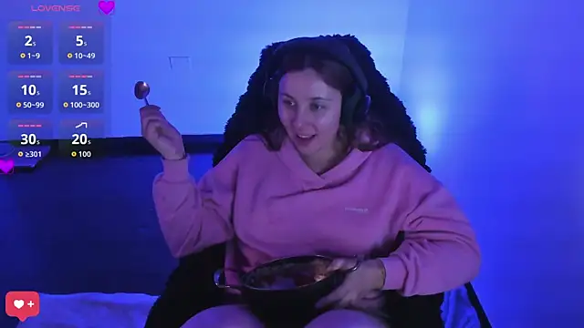 bonnie moon  online show from March 26, 2026, 4:34 pm