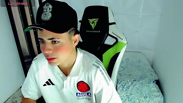 Snapshot of bby_santi chatting on December 6, 2024, 1:22 pm bby santi online show from December 6, 2024, 1:22 pm