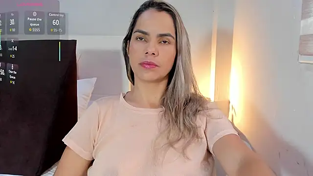 ClaraMariaMon online show from November 30, 2025, 2:10 pm