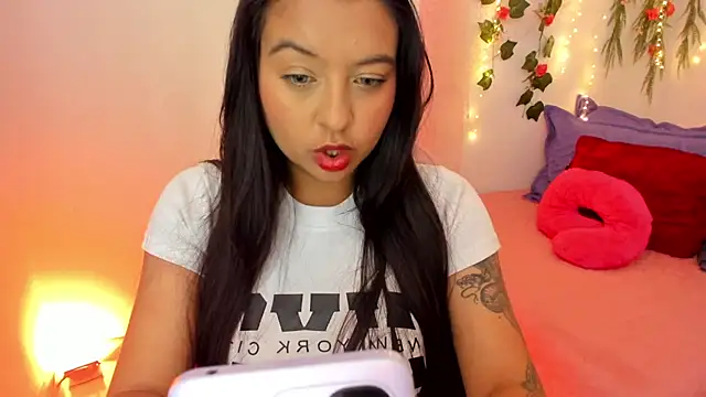 Snapshot of Sweet_Chloe06 chatting on January 28, 2025, 3:57 pm Sweet Chloe06 online show from January 28, 2025, 3:57 pm