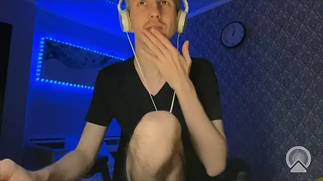 Snapshot of Aki-Laky chatting on December 13, 2025, 8:04 pm Aki-Laky online show from December 13, 2025, 8:04 pm