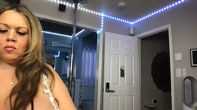 curvyfunlover online show from November 23, 2025, 7:02 pm