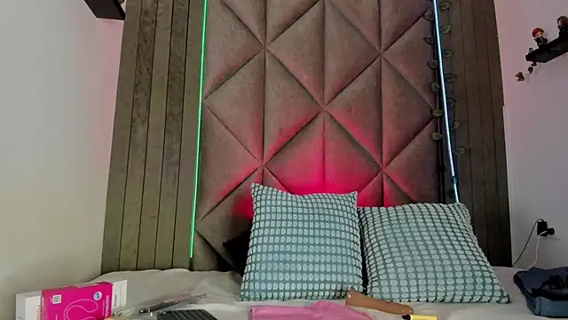 BriaConner  online show from December 19, 2025, 3:02 am