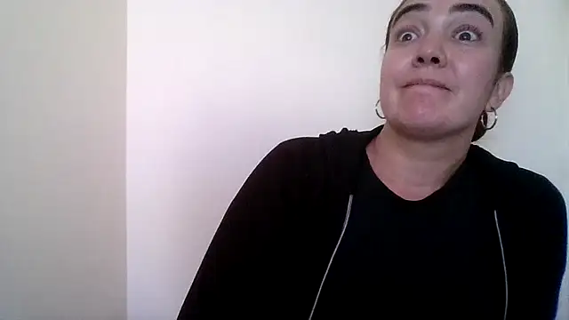 skayhot  online show from May 20, 2026, 1:39 pm