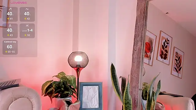 DahianaWalcott online show from September 18, 2025, 4:53 pm