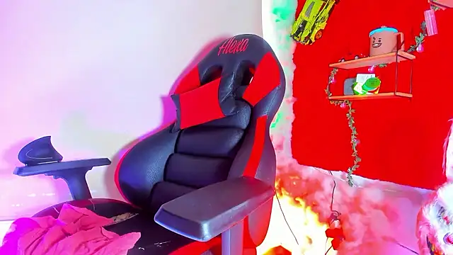 LilOwen  online show from April 18, 2026, 7:07 pm