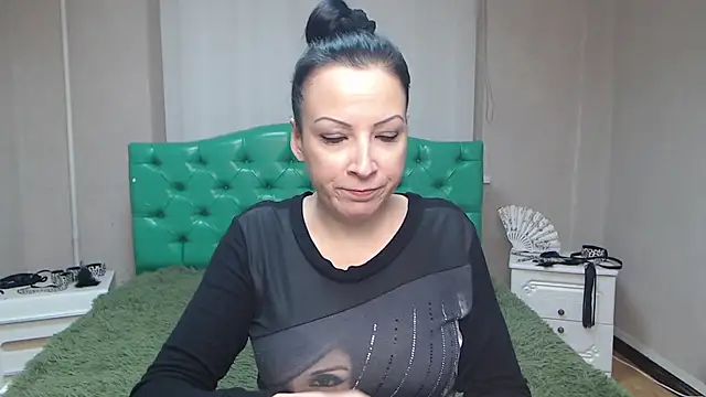 Snapshot of ElizabethSho chatting on December 7, 2024, 9:11 pm ElizabethSho online show from December 7, 2024, 9:11 pm