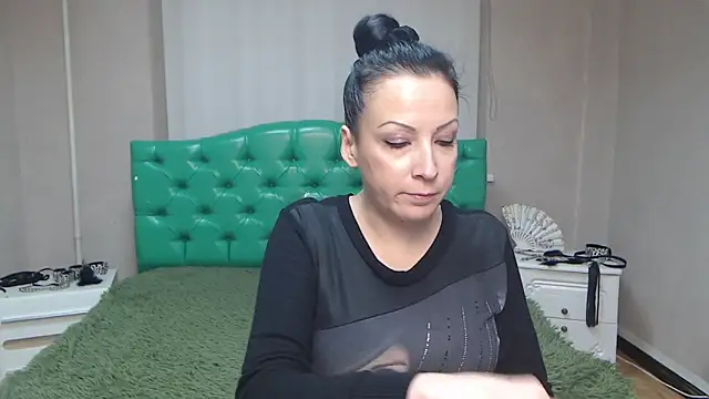 Snapshot of ElizabethSho chatting on December 8, 2024, 12:18 am ElizabethSho online show from December 8, 2024, 12:18 am