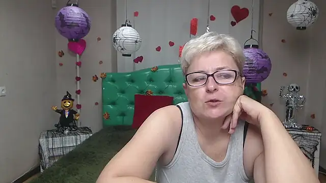 Snapshot of EmiliaGree chatting on November 1, 2025, 6:21 pm EmiliaGree online show from November 1, 2025, 6:21 pm