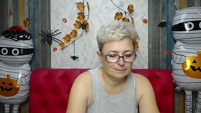 Snapshot of EmiliaGree chatting on November 2, 2025, 6:10 pm EmiliaGree online show from November 2, 2025, 6:10 pm