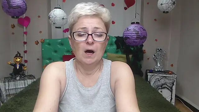 Snapshot of EmiliaGree chatting on November 3, 2025, 6:09 pm EmiliaGree online show from November 3, 2025, 6:09 pm