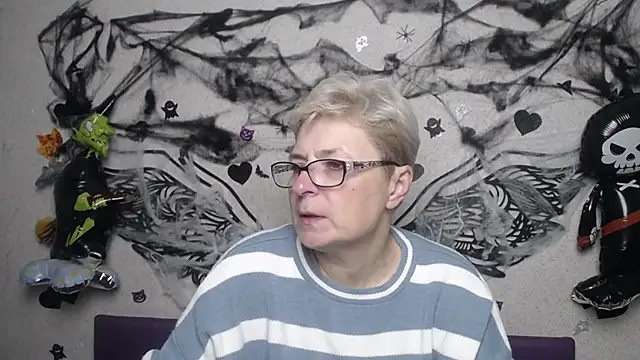 Snapshot of EmiliaGree chatting on November 4, 2025, 6:07 pm EmiliaGree online show from November 4, 2025, 6:07 pm