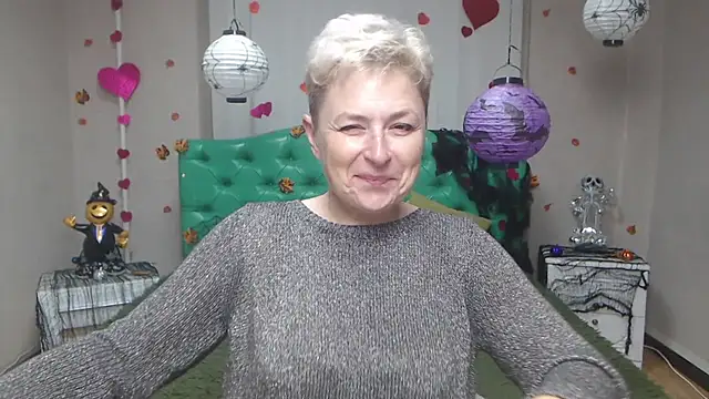 Snapshot of EmiliaGree chatting on November 10, 2025, 6:07 pm EmiliaGree online show from November 10, 2025, 6:07 pm