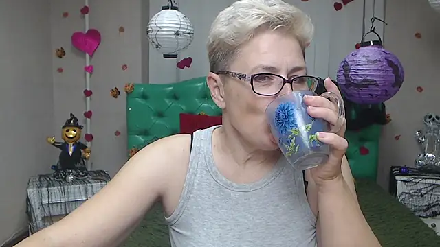 Snapshot of EmiliaGree chatting on November 11, 2025, 6:19 pm EmiliaGree online show from November 11, 2025, 6:19 pm