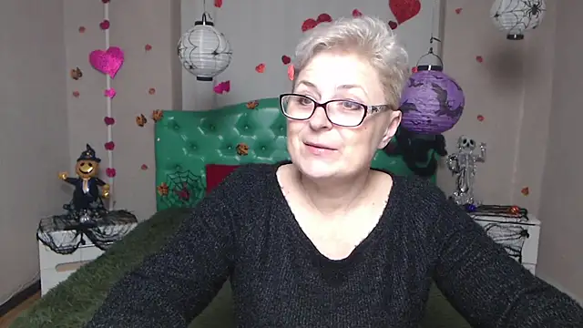 Snapshot of EmiliaGree chatting on November 14, 2025, 6:06 pm EmiliaGree online show from November 14, 2025, 6:06 pm