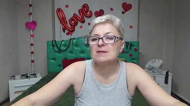 Snapshot of EmiliaGree chatting on November 16, 2025, 6:13 pm EmiliaGree online show from November 16, 2025, 6:13 pm