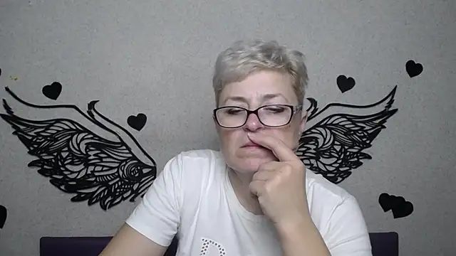 Snapshot of EmiliaGree chatting on November 17, 2025, 6:14 pm EmiliaGree online show from November 17, 2025, 6:14 pm