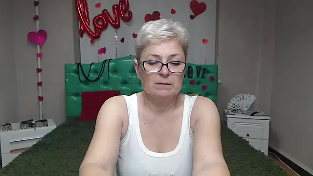 Snapshot of EmiliaGree chatting on November 18, 2025, 6:12 pm EmiliaGree online show from November 18, 2025, 6:12 pm