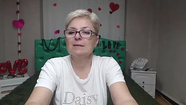 Snapshot of EmiliaGree chatting on November 19, 2025, 6:19 pm EmiliaGree online show from November 19, 2025, 6:19 pm