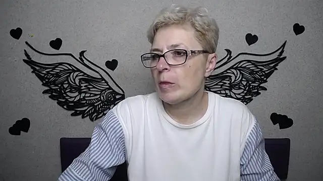 Snapshot of EmiliaGree chatting on November 23, 2025, 6:08 pm EmiliaGree online show from November 23, 2025, 6:08 pm