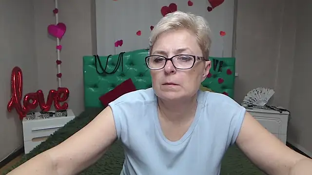 Snapshot of EmiliaGree chatting on November 24, 2025, 6:07 pm EmiliaGree online show from November 24, 2025, 6:07 pm