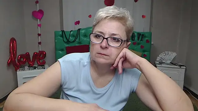 Snapshot of EmiliaGree chatting on November 25, 2025, 6:08 pm EmiliaGree online show from November 25, 2025, 6:08 pm