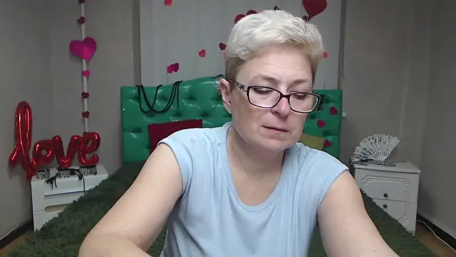 Snapshot of EmiliaGree chatting on November 26, 2025, 6:09 pm EmiliaGree online show from November 26, 2025, 6:09 pm