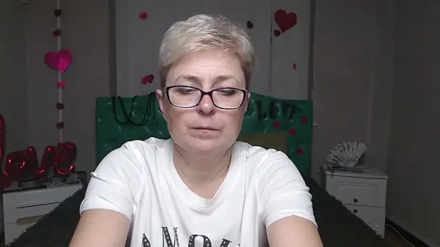 Snapshot of EmiliaGree chatting on December 2, 2025, 6:14 pm EmiliaGree online show from December 2, 2025, 6:14 pm