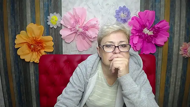 Snapshot of EmiliaGree chatting on December 5, 2025, 6:15 pm EmiliaGree online show from December 5, 2025, 6:15 pm