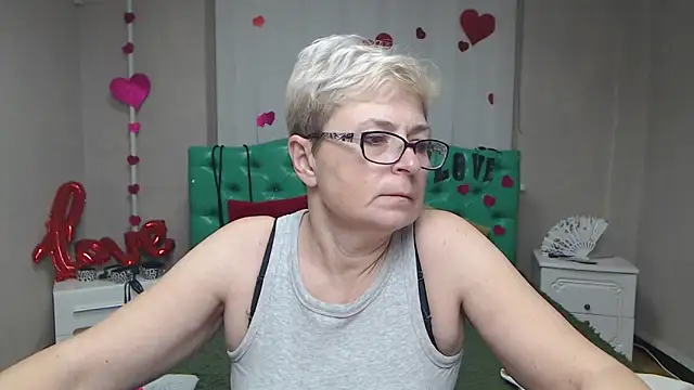 Snapshot of EmiliaGree chatting on December 13, 2025, 7:53 pm EmiliaGree online show from December 13, 2025, 7:53 pm